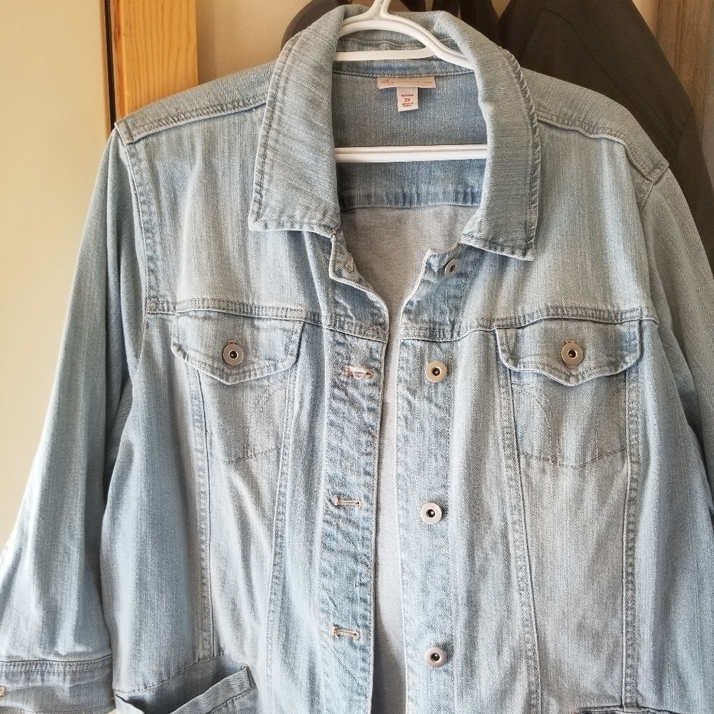 Light colored 3/4 sleeve Jean jacket. 2x